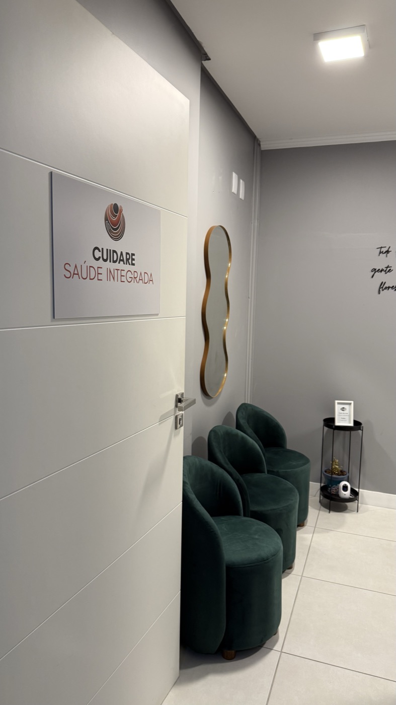 Recepção com a placa da Cuidare e cadeiras de espera